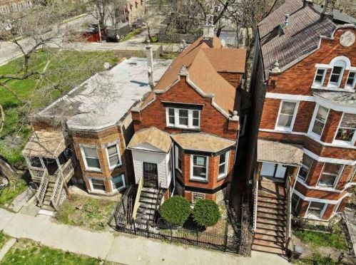 1811 Harding Ave, Chicago IL  60647-4613 exterior