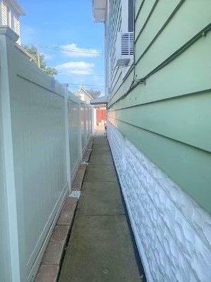 13323 Commercial Ave, Chicago IL 60617-3281 exterior