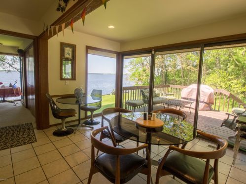 300 Cir Dr, Meskegon MI 49445-2712 exterior