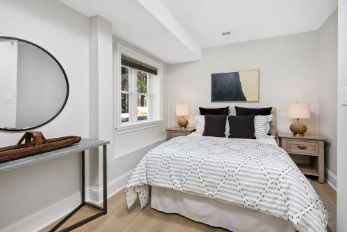 1923 Wellington Ave, Chicago IL 60618-7821 exterior