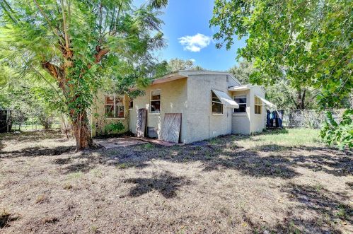 1405 Boston Ave, Fort Pierce FL 34950-3995 exterior