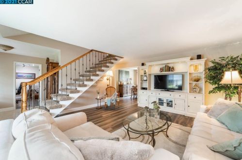 907 Hastings Dr, Concord CA 94518-3821 exterior