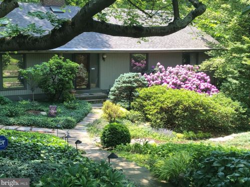 1715 Hollinwood Dr, Alexandria VA  22307-1927 exterior