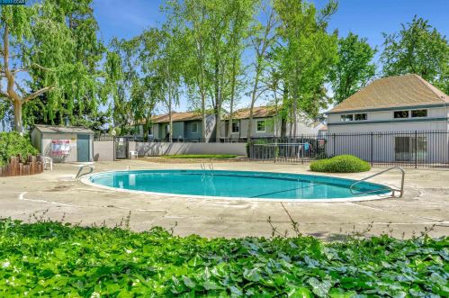 3345 Northwood Dr, Concord CA 94520-4524 exterior