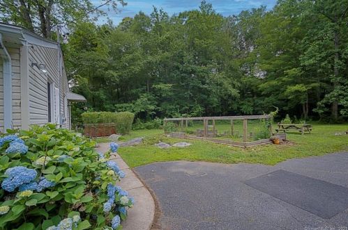 81 Rte 80, Deep River CT 06419-1429 exterior