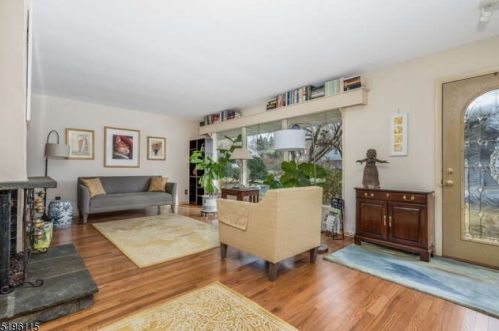 52 Kinter St, Clinton, NJ 08809-1215