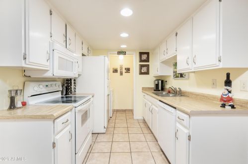 8216 32nd Ave, Phoenix AZ  85051-6022 exterior