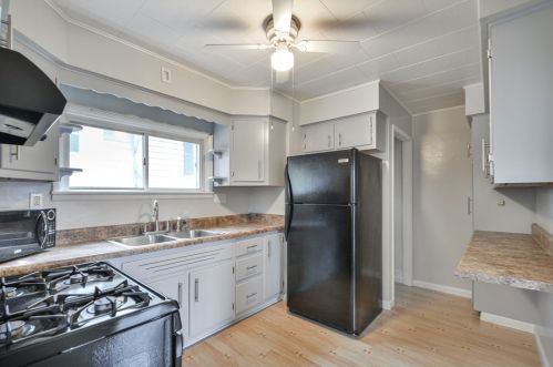 905 Chestnut St, Moon Twp PA  15108-1906 exterior