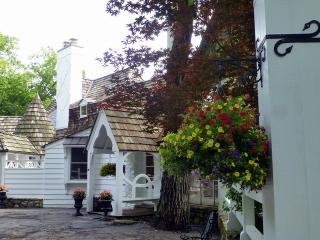 77 Spring Creek Rd, Hoffman Estates, IL 60010-9636