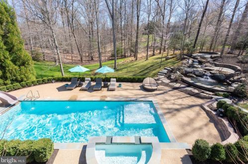 884 Alvermar Rdg Dr, Mc Lean VA 22102-1435 exterior