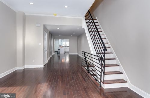 2407 Carpenter St, Philadelphia PA 19146-2342 exterior