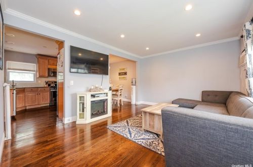 961 Rector St, North Bellmore, NY 11710-1117