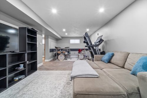 1345 Cardinal Dr, Pittsburgh PA  15243-1209 exterior