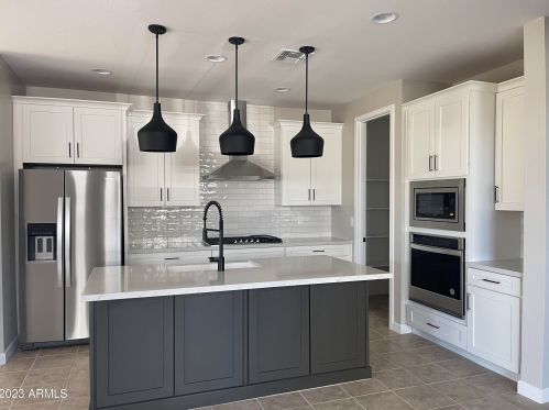 1928 Chisum Trl, Phoenix, AZ 85085-1601