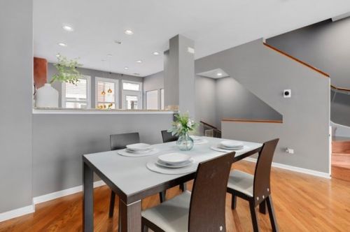 648 Oak St, Chicago IL  60610-7298 exterior