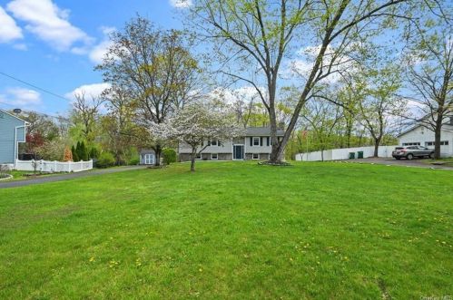 14 Bird Ln, Poughkeepsie, NY 12603-5002