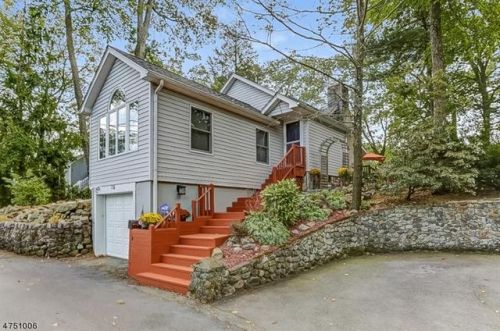 116 Lakewood Dr, Parsippany, NJ 07834-2820