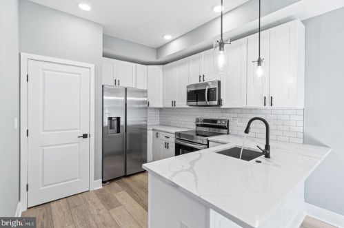 2112 8th St, Philadelphia, PA 19122-1312