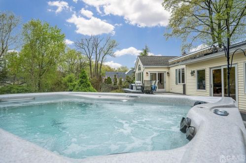 55 Oliver Ave, Edison NJ 08820-3122 exterior