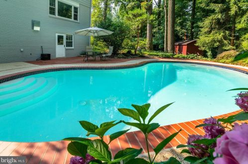 1423 Crestridge Dr, Silver Spring MD 20910-1535 exterior