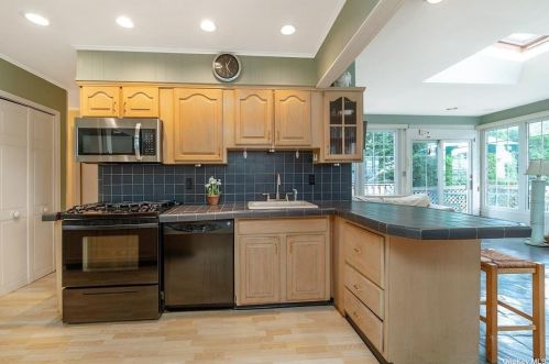 136 Berry St, Valley Stream NY 11580-3430 exterior