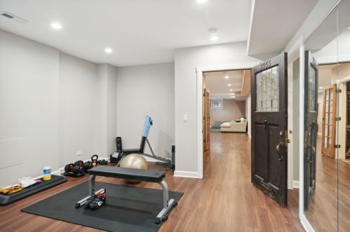 2955 Sunnyside Ave, Chicago IL 60630-3923 exterior