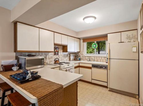 759 Kirts Blvd, Troy MI 48084-4844 exterior