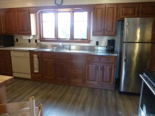 989 Farms Rd, Wallingford CT  06492-1807 exterior