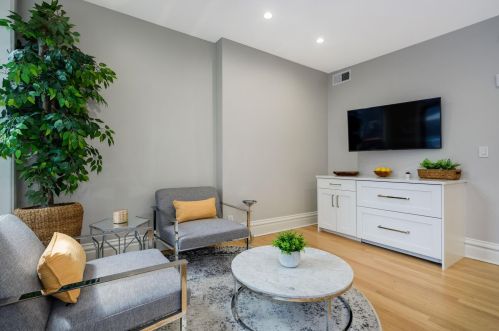 619 Belden Ave, Chicago IL 60614-3305 exterior