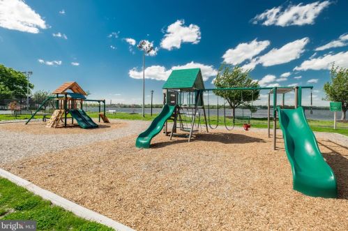 2066 Harbour Dr, Palmyra NJ 08065-1111 exterior