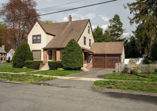 63 Hawthorne St, Springfield, MA 01105-1511