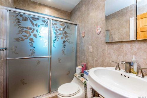 47 Carl St, Valley Stream NY 11580-4035 exterior