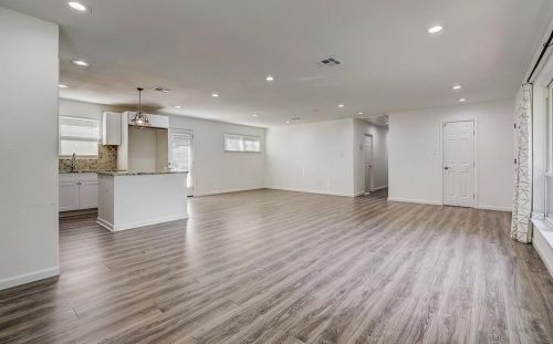 8746 Aldwick Dr, Dallas TX 75238-3420 exterior