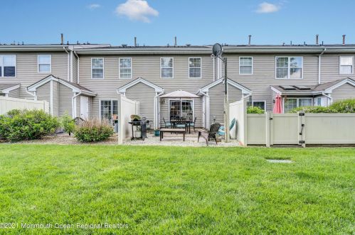 108 Wood Duck Ct, East Freehold NJ 07728-9524 exterior