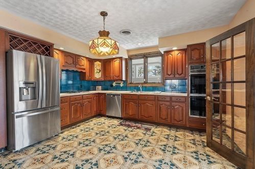 6 Walker Rd, Peabody MA 01960-5421 exterior