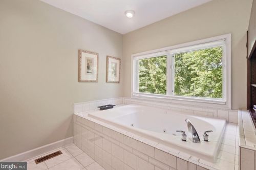 1926 Massachusetts Ave, Mc Lean VA 22101-4907 exterior