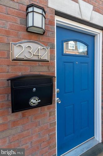 2342 Carpenter St, Philadelphia PA 19146-2418 exterior