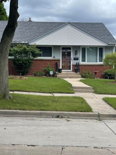4736 80th St, Milwaukee, WI 53218-4618