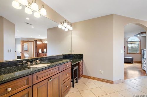 2384 Pebble Crk Dr, Rochester MI 48363-2228 exterior