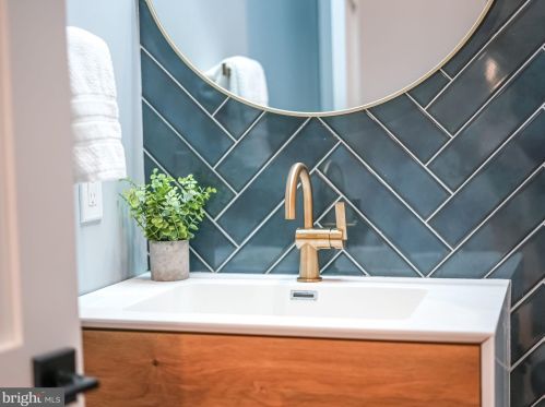 1422 Mayflower Dr, Mc Lean VA 22101-5615 exterior