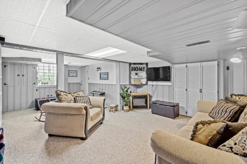 176 Columbia Dr, Pittsburgh PA 15236-4429 exterior