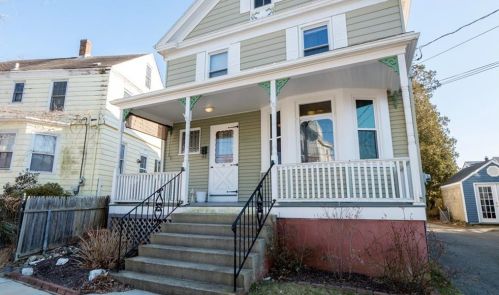 31 Channing St, Middletown, RI 02840-2161