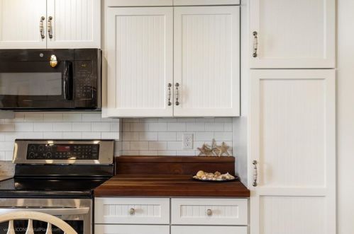 4 Capella, Middletown RI 02840-1587 exterior