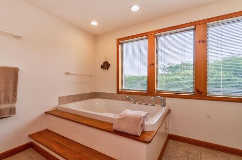 29 Bayberry Ln, Eastham MA 02642-2352 exterior