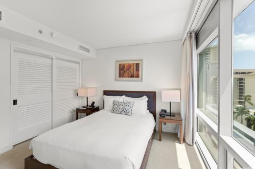 223 Saratoga Rd, Honolulu HI  96815-1942 exterior