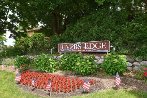 4080 Rivers Edge Cir, Milwaukee WI  53209-1130 exterior