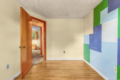 7 Cora St, Enfield CT 06082-5119 exterior