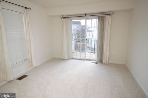 5082 Donovan Dr, Alexandria VA 22304-7755 exterior