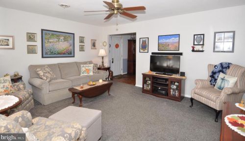 4 Hanover Dr, Cookstown, NJ 08511-1005