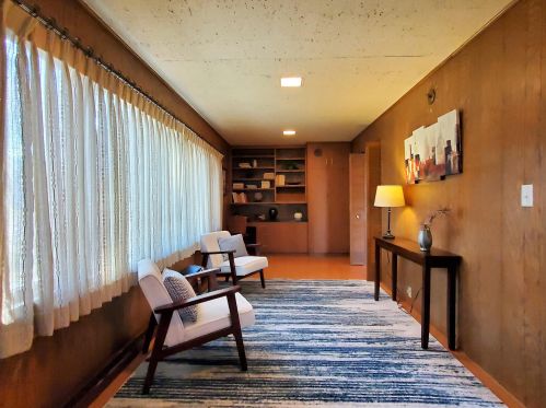 1631 Chateau Pl, Milwaukee WI 53217-6022 exterior